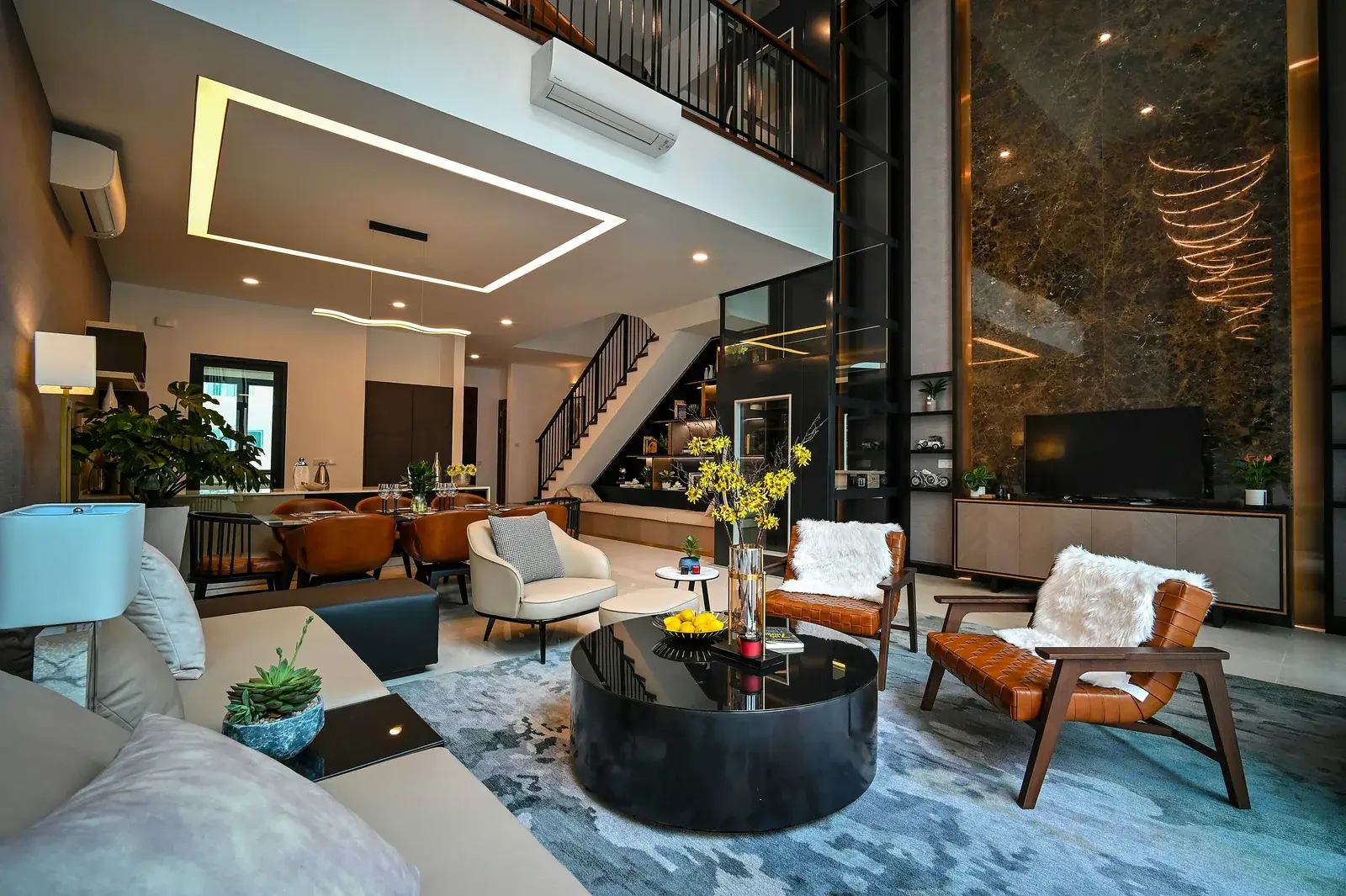 Çift kat yükseklikli salon ve mermer TV duvarı