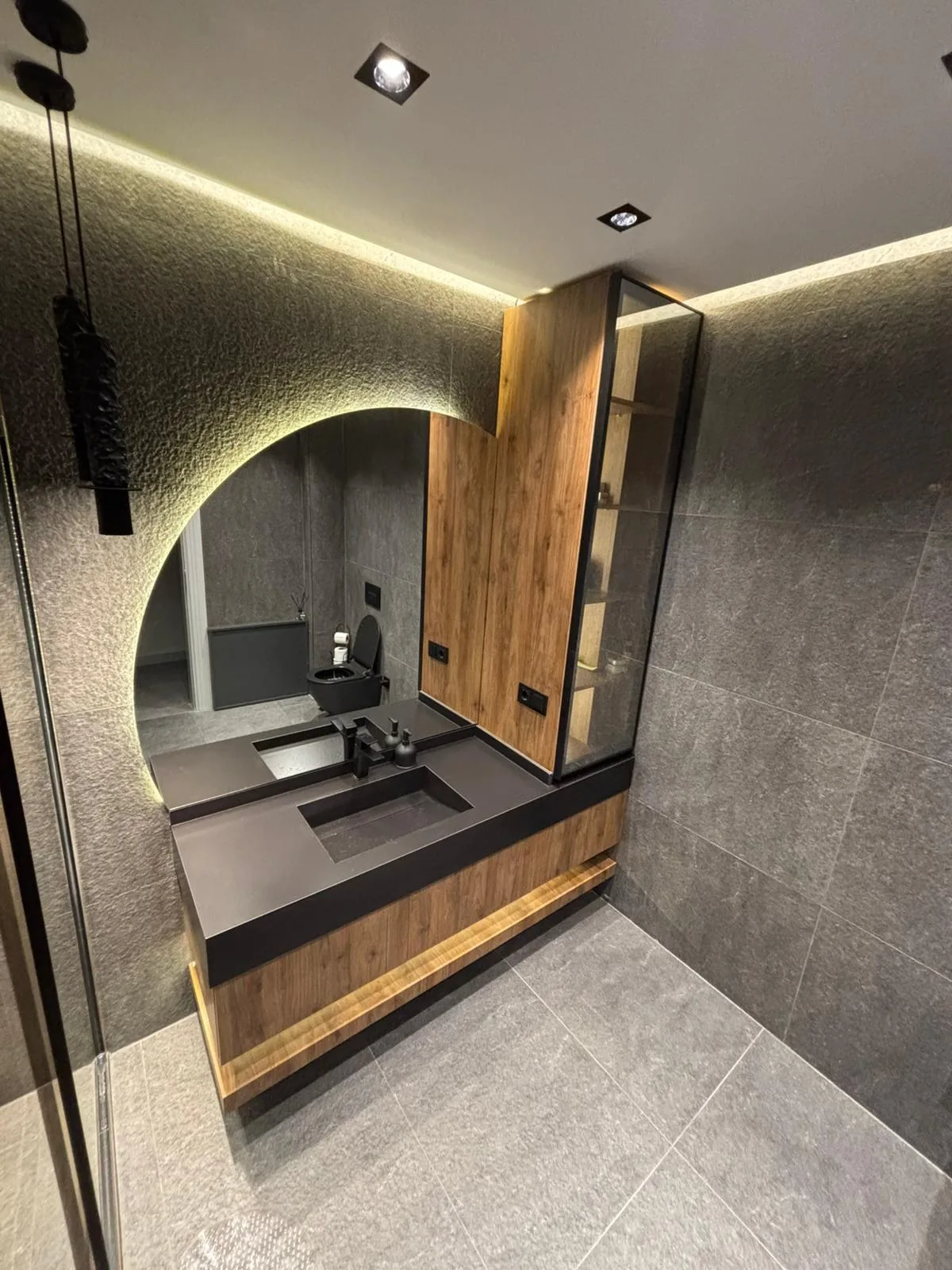 Ceviz ve siyah ölçüye özel banyo dolabı; kemerli arkadan aydınlatmalı ayna ve camlı vitrin nişi