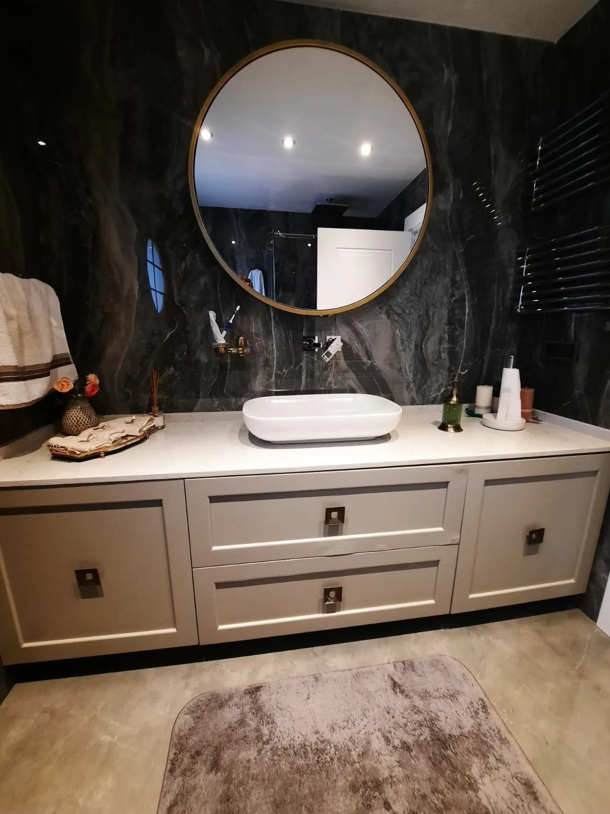 Vizon renkli çerçeveli kapaklı banyo dolabı; beyaz tezgah üstü lavabo ve pirinç yuvarlak ayna