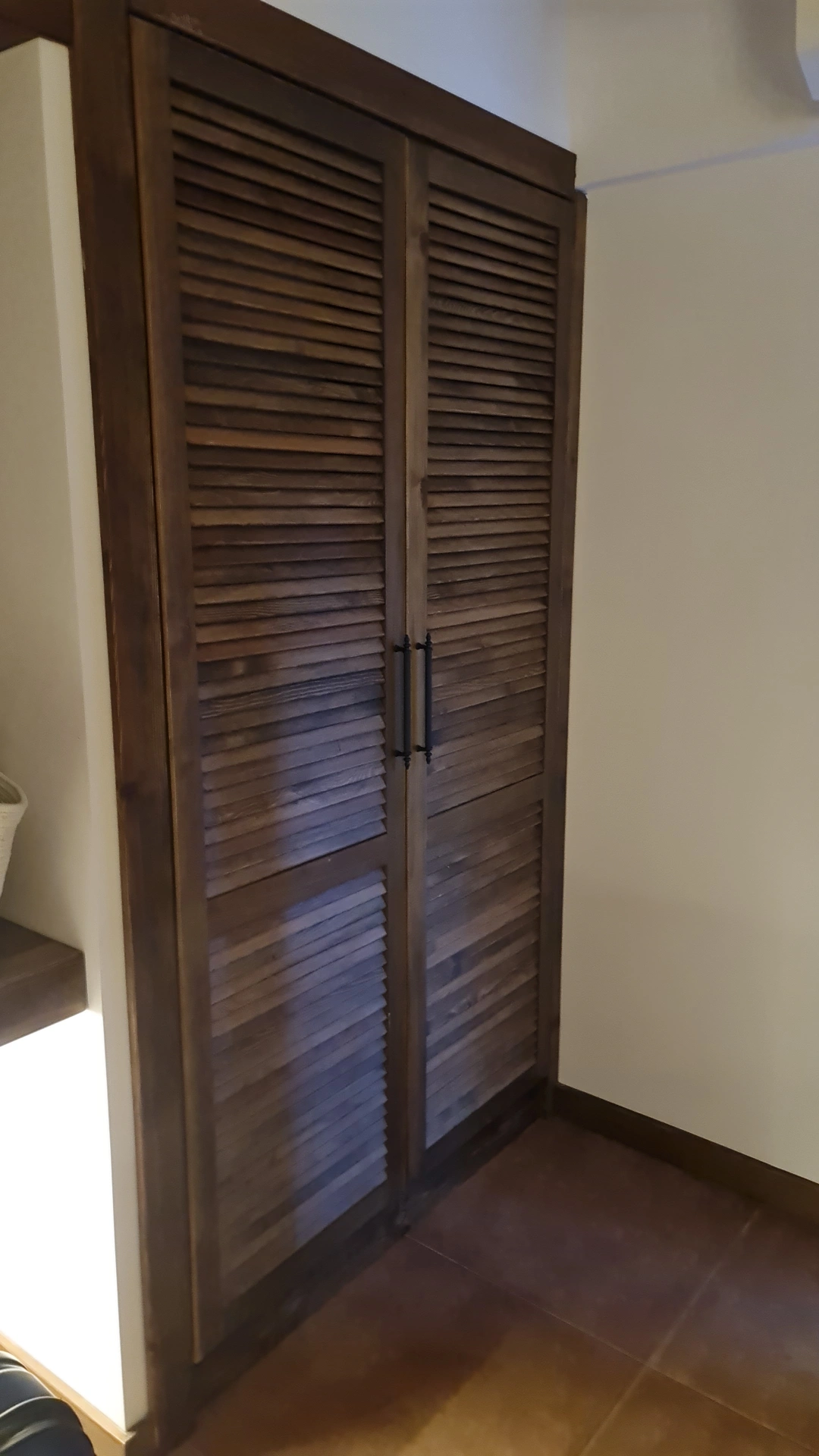 Koyu ahşap, panjur kapaklı ölçüye özel dolap