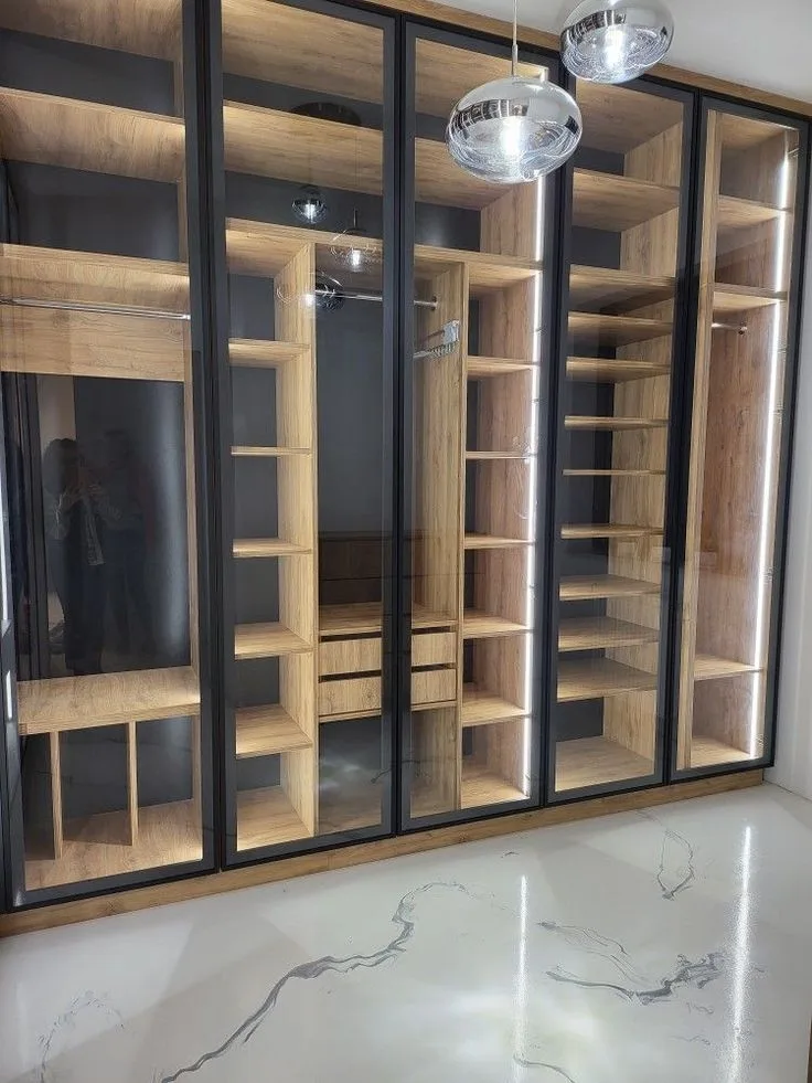 Camlı kapaklı, LED aydınlatmalı ölçüye özel gardırop; ahşap desenli iç gövde