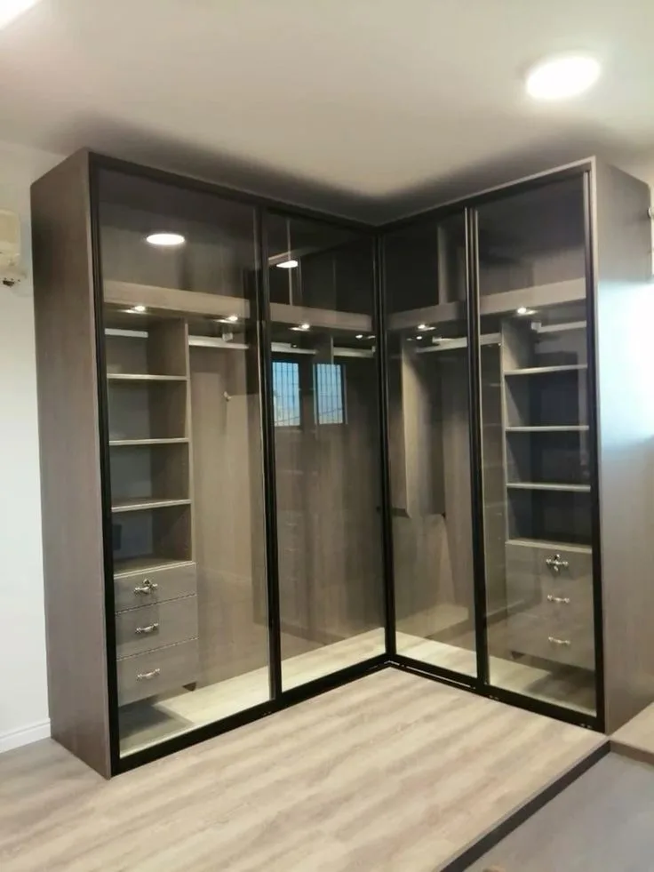 Camlı kapaklı köşe giyinme dolabı; içi raflı, çekmeceli ve askılıklı
