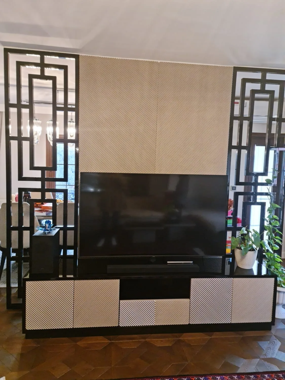 Geometrik ahşap bölme yanında hasır ve beyaz kapaklı ölçüye özel TV ünitesi
