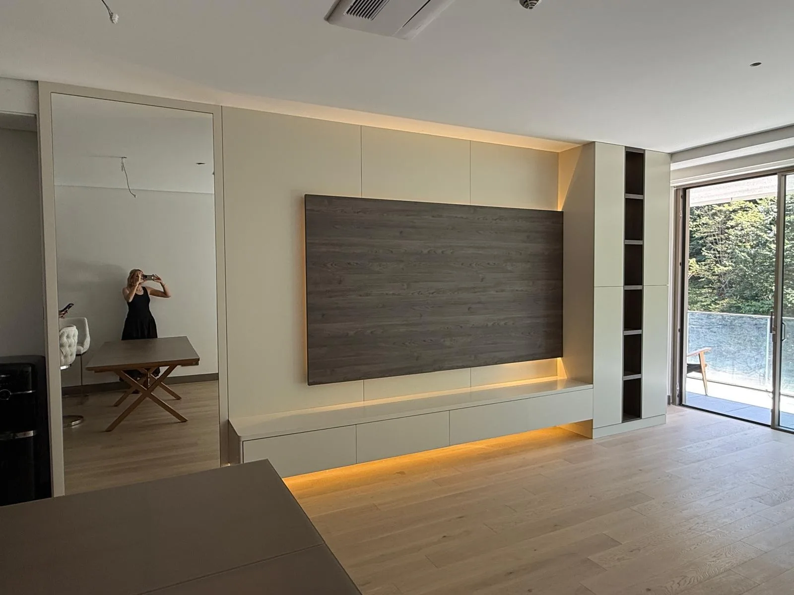 Krem panel duvar üzerinde ahşap kaplamalı TV paneli ve LED nişli gömme ünite