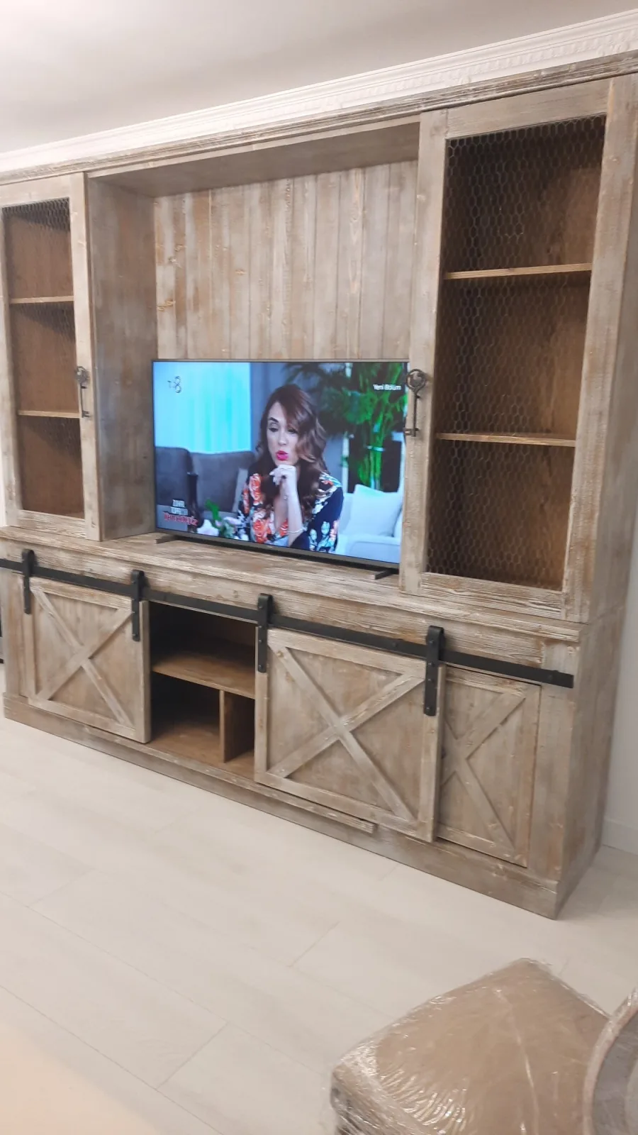 Rustik ahşap TV ünitesi; sürgülü çiftlik kapakları ve üst raf bölmeleri