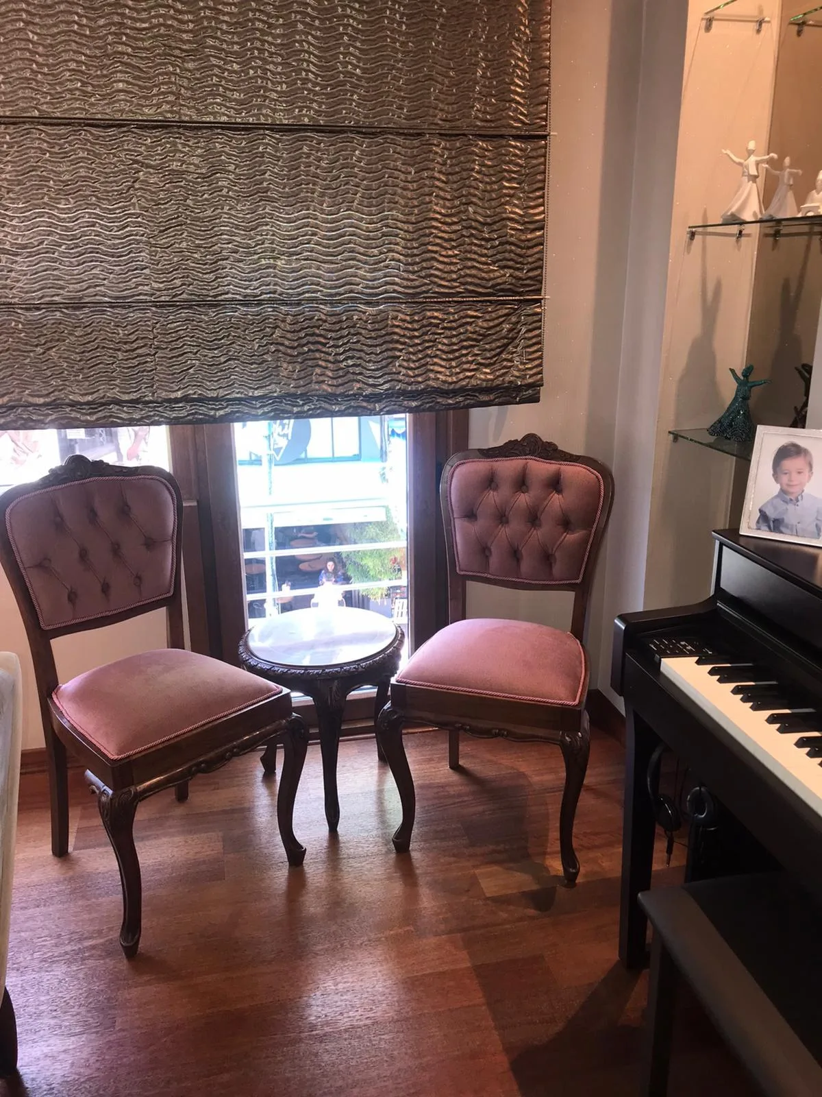Pudra pembe döşemeli oymalı ahşap iskeletli ikili berjer ve oymalı yuvarlak sehpa