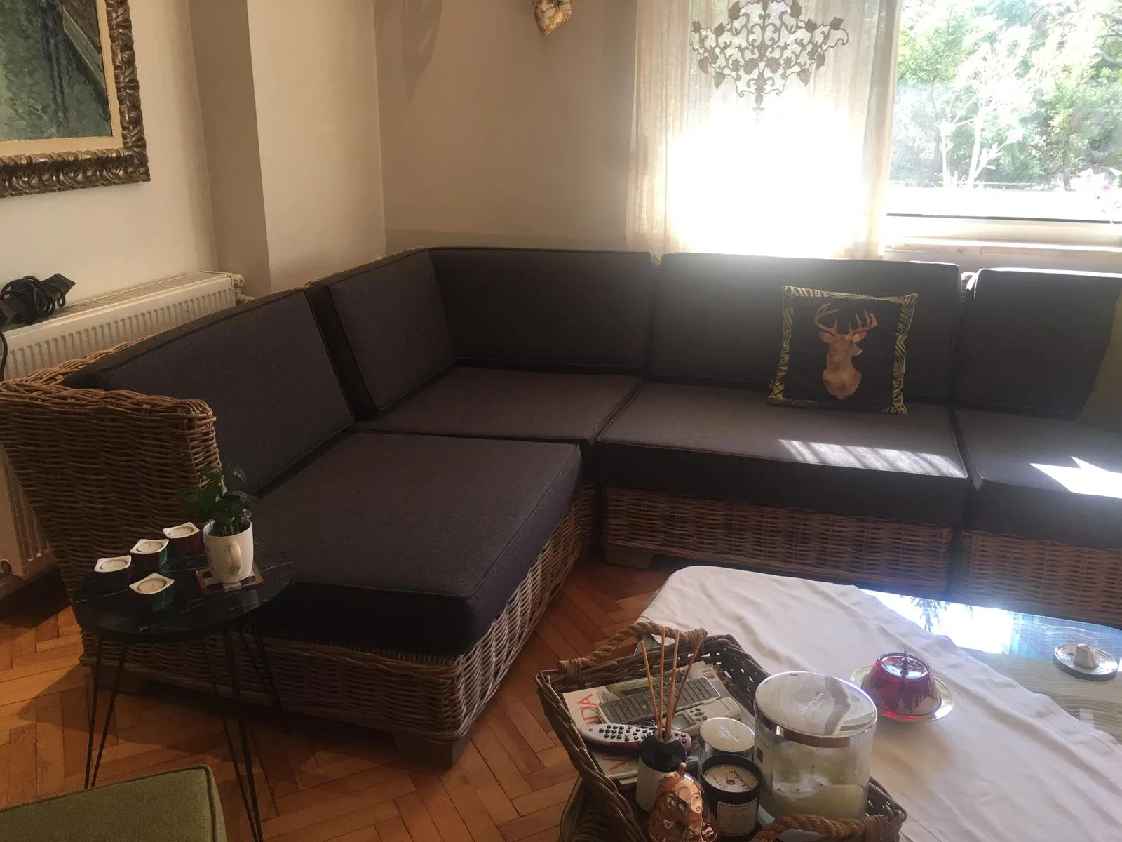 Rattan gövdeli köşe oturma grubu; ölçüye özel dikilmiş antrasit minderler