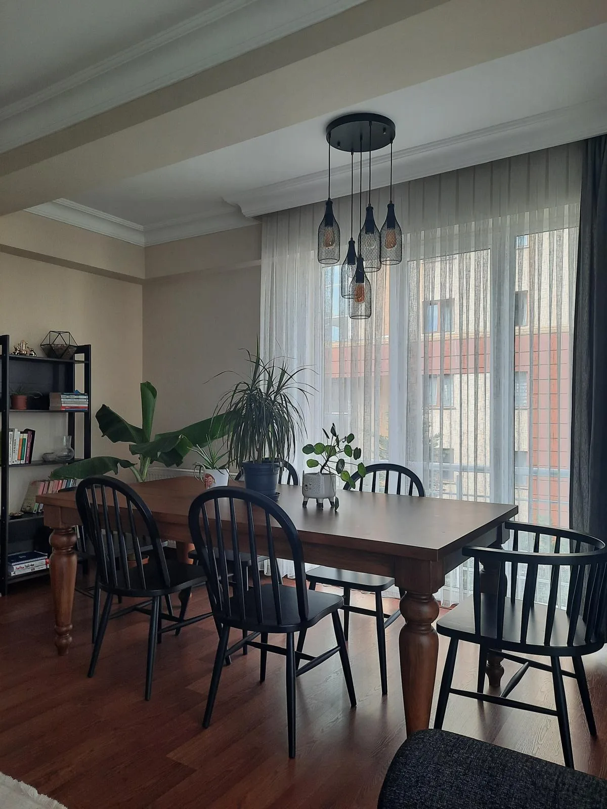 Sade ahşap yemek masası ve siyah ahşap sandalyeler