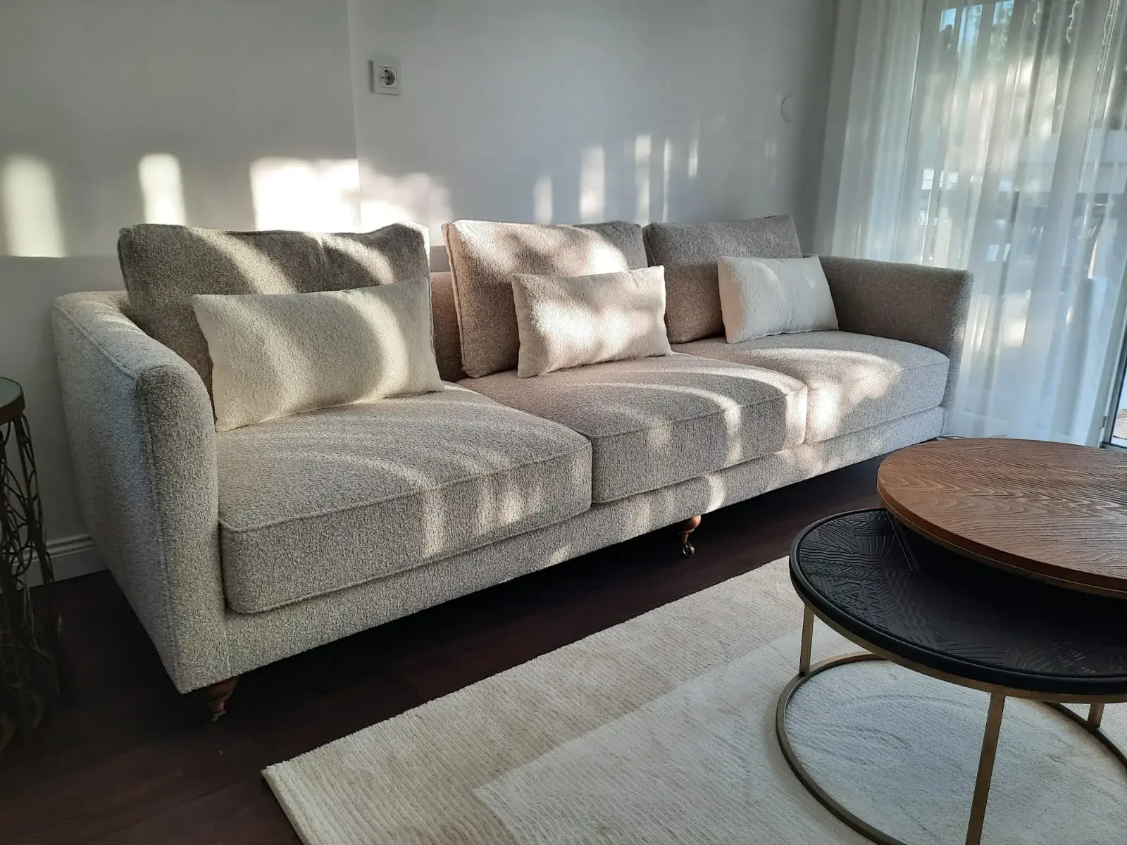 Yuvarlak Masif Masalı Salon ve Yemek Alanı