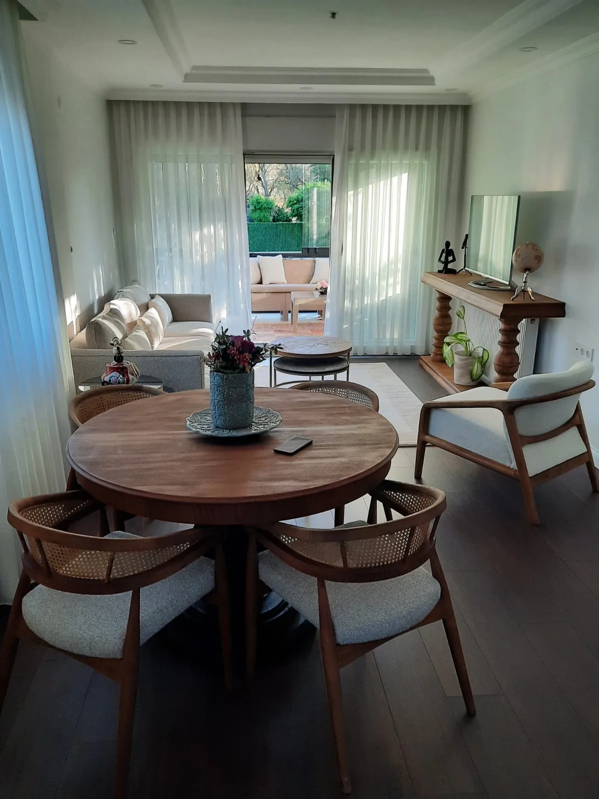 Yuvarlak Masif Masalı Salon ve Yemek Alanı